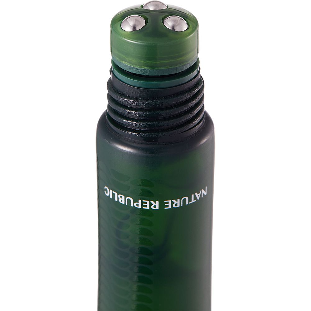 Primo piano del contenitore verde. Scritta NATURE REPUBLIC. Parte superiore con tre sfere metalliche.