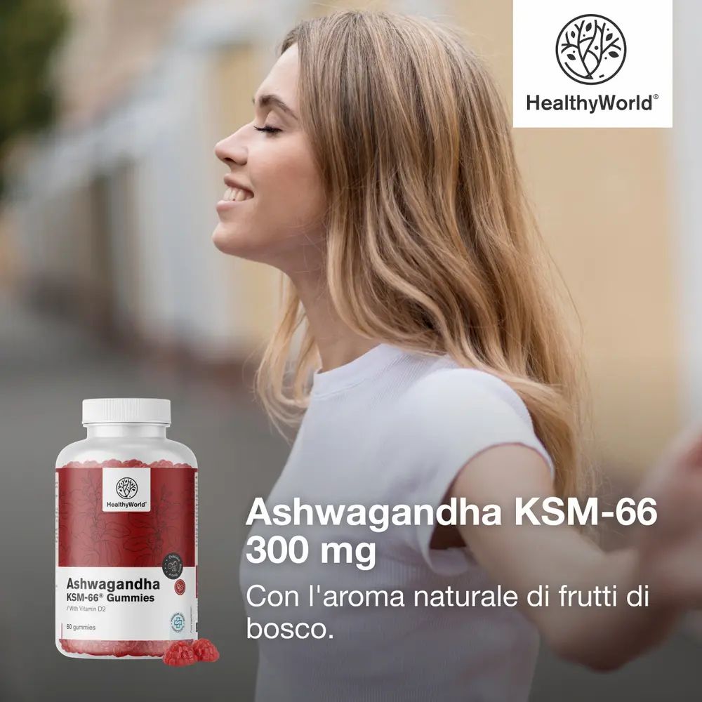 Donna sorridente accanto a un flacone Ashwagandha KSM-66 Gummies. Scritta: 300 mg. Con l'aroma naturale di frutti di bosco.