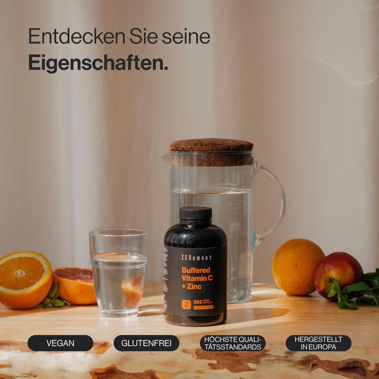 Flacone nero con etichetta, bicchiere, brocca d'acqua, frutta. Vegano, senza glutine, standard di qualità.