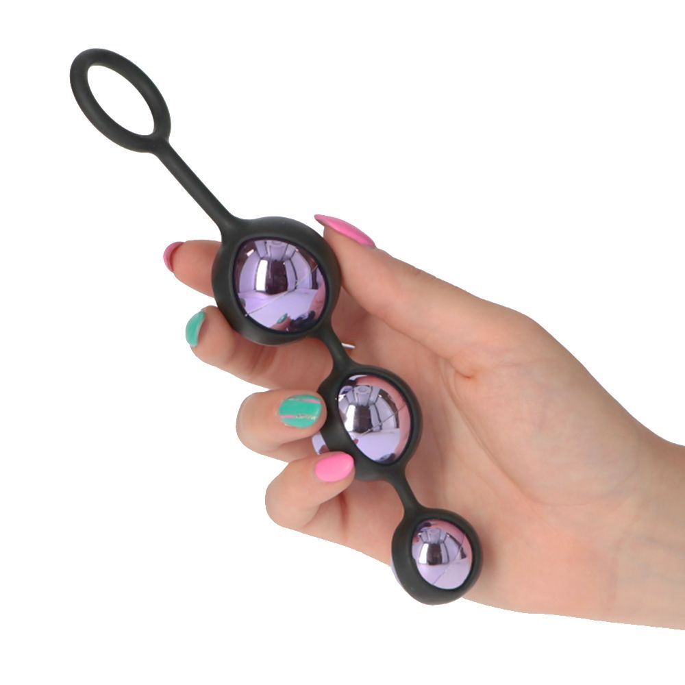 Tre sfere collegate con silicone nero, tenute in mano. Le sfere sono viola.