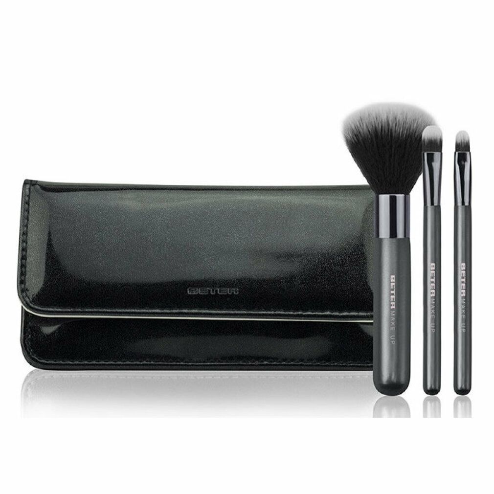 Set di quattro pennelli trucco e custodia. Pennelli neri con manici argentati. Custodia in materiale nero lucido.