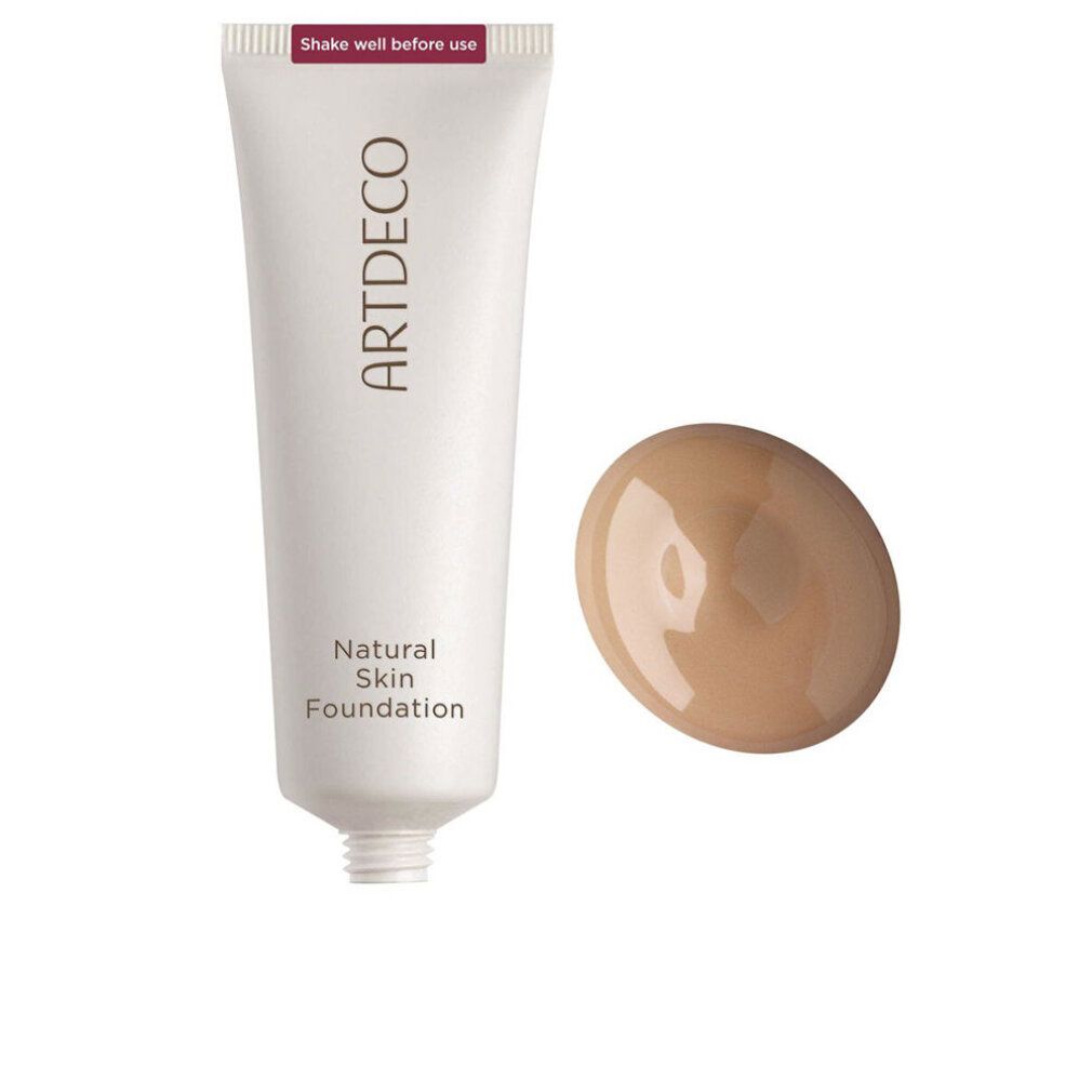 Tubo di fondotinta Artdeco Natural Skin e campione di colore. Fondotinta beige accanto al tubo. Scritta: Shake well before use.