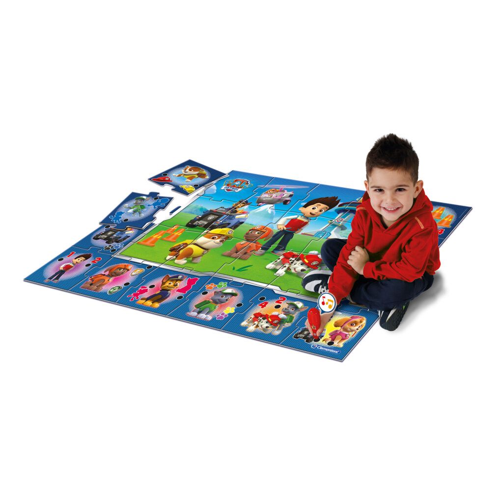 Puzzle con personaggi Paw Patrol. Ragazzo seduto accanto. Elementi del puzzle parzialmente assemblati. Penna interattiva.