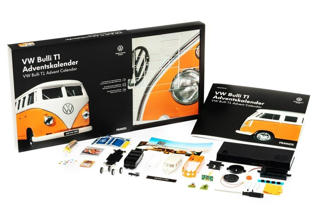 Calendario dell'Avvento con VW Bulli T1. Contiene parti di modellismo, istruzioni e accessori. Confezione con logo.