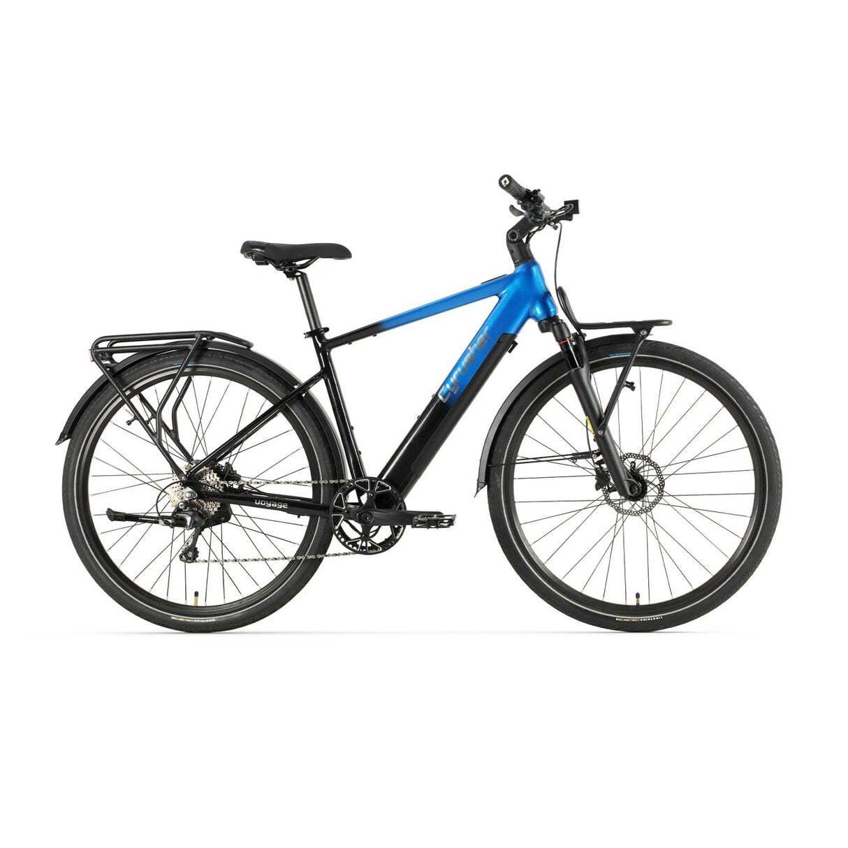 E-bike da trekking nera e blu. Portapacchi, parafanghi e freni a disco visibili.