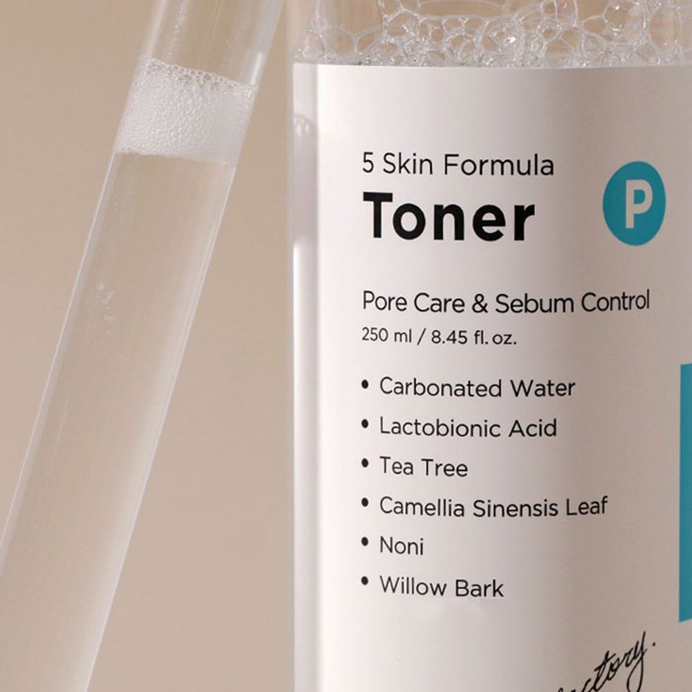 Flacone di toner trasparente. Scritte: Toner, 5 Skin Formula. Elenco ingredienti.