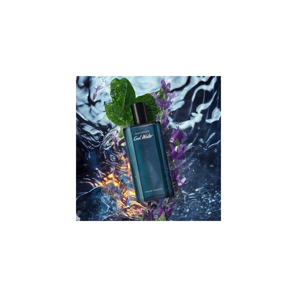Flacone Davidoff Cool Water Reborn Intense Eau de Parfum nell'acqua. Foglie verdi e fiori viola.