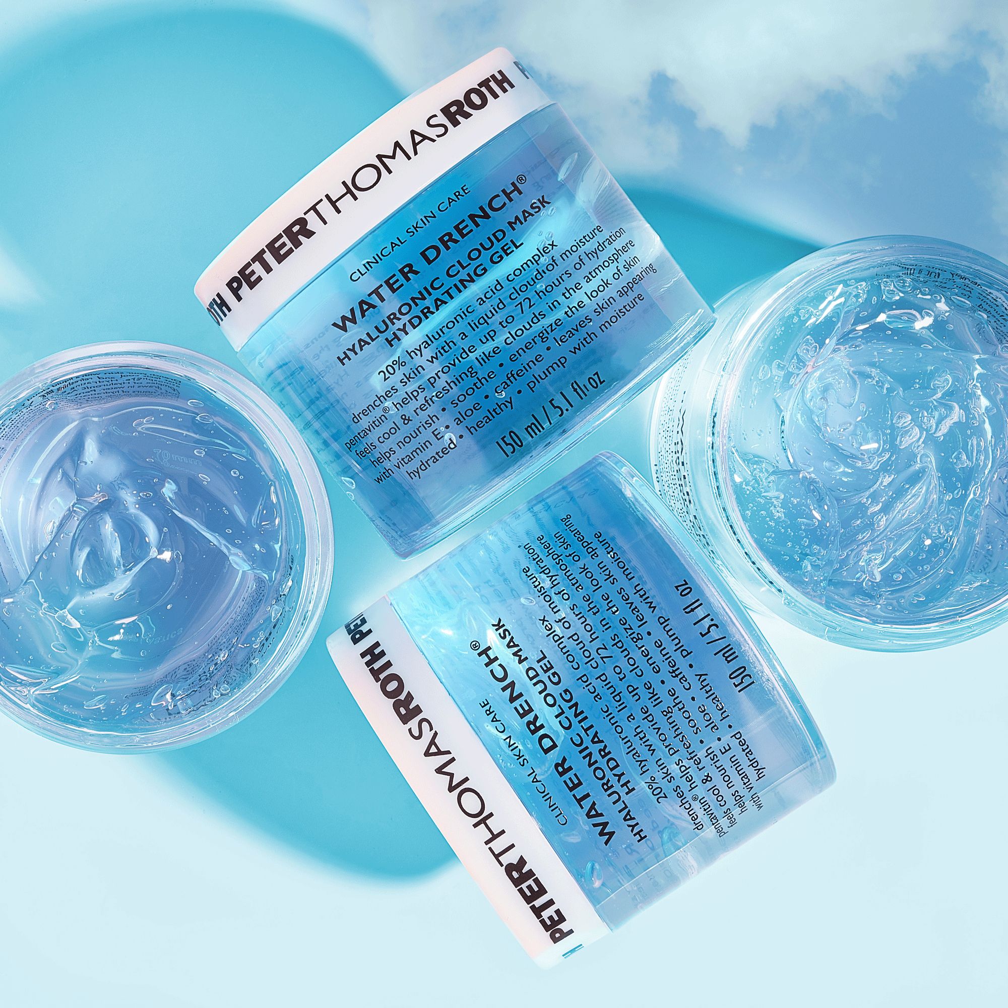 Tre vasetti blu con coperchi bianchi. Scritta: Peter Thomas Roth, Water Drench Hyaluronic Cloud Mask Hydrating Gel. Sfondo: cielo blu.