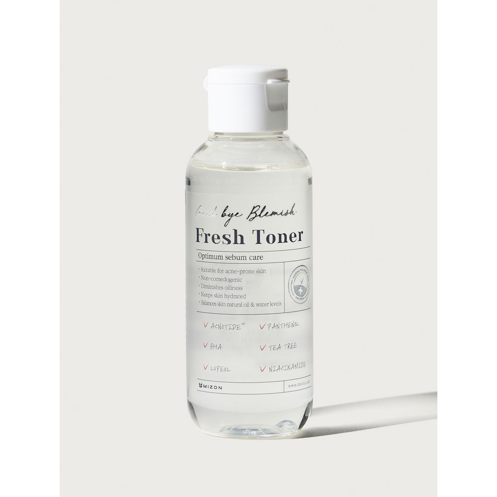 Flacone trasparente con tappo bianco. Scritta: Fresh Toner. Contiene ingredienti come Acnotide, BHA, Tea Tree.