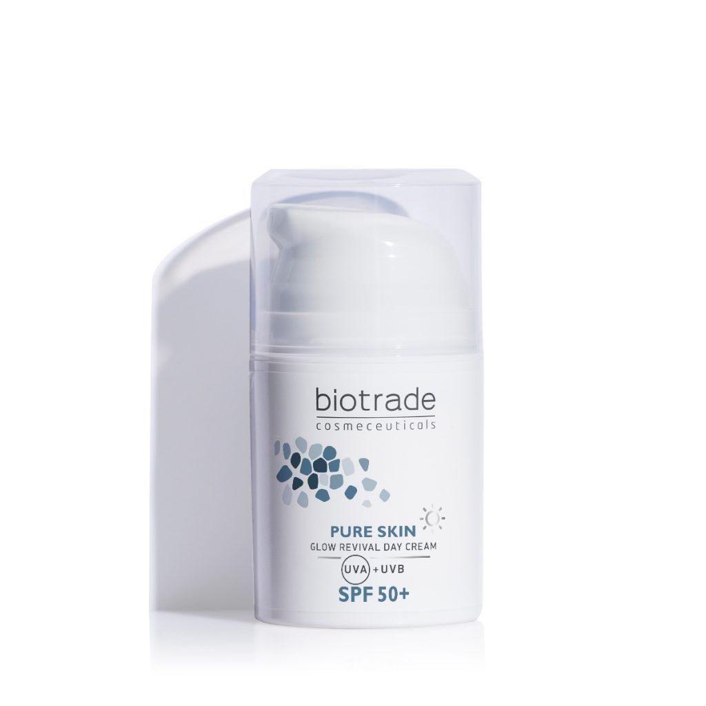Flacone di crema bianco con coperchio trasparente. Scritta: Biotrade, Pure Skin, Glow Revival Day Cream, SPF 50+.