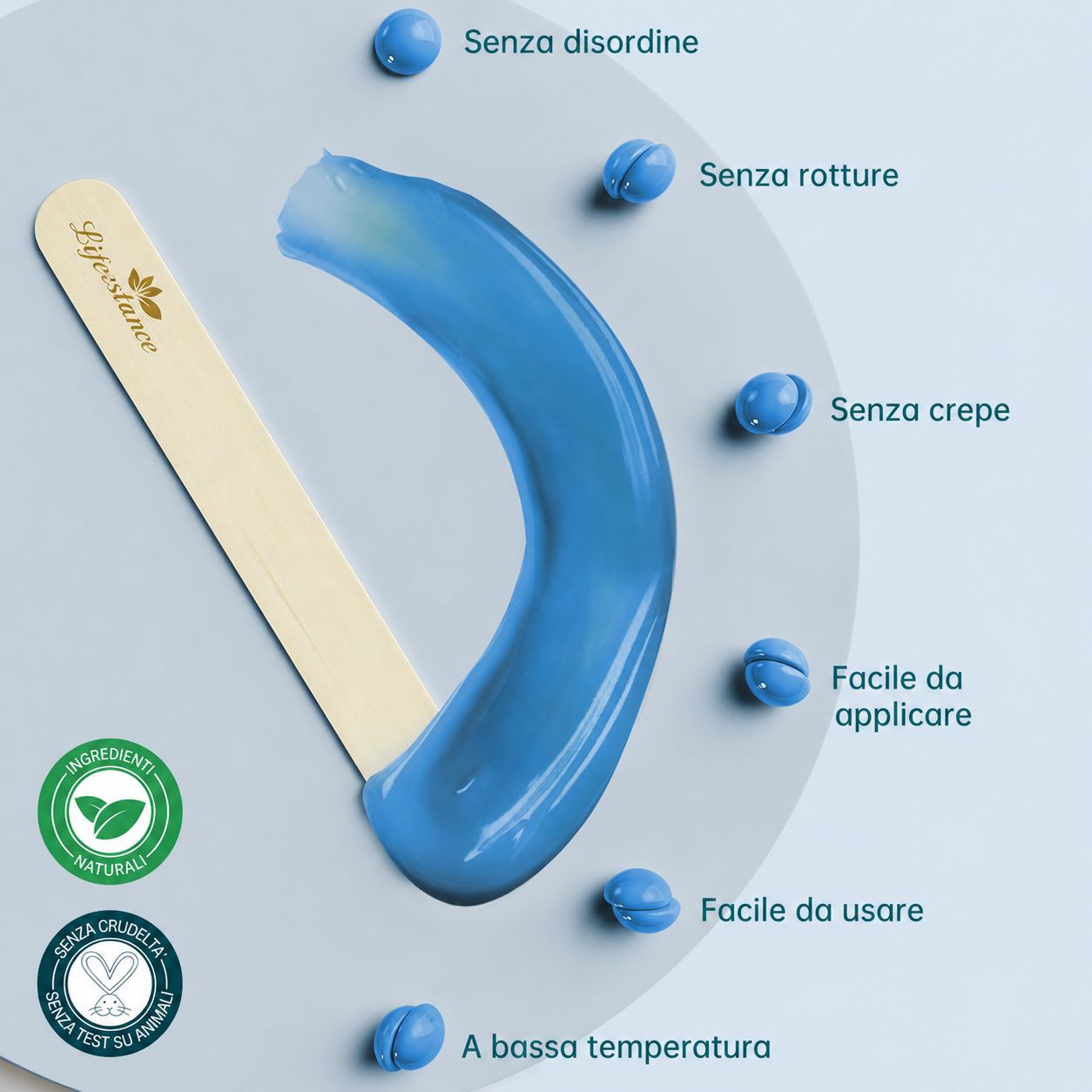 Cera blu su spatola di legno. Testo: Naturale, cruelty-free, facile da applicare, bassa temperatura.