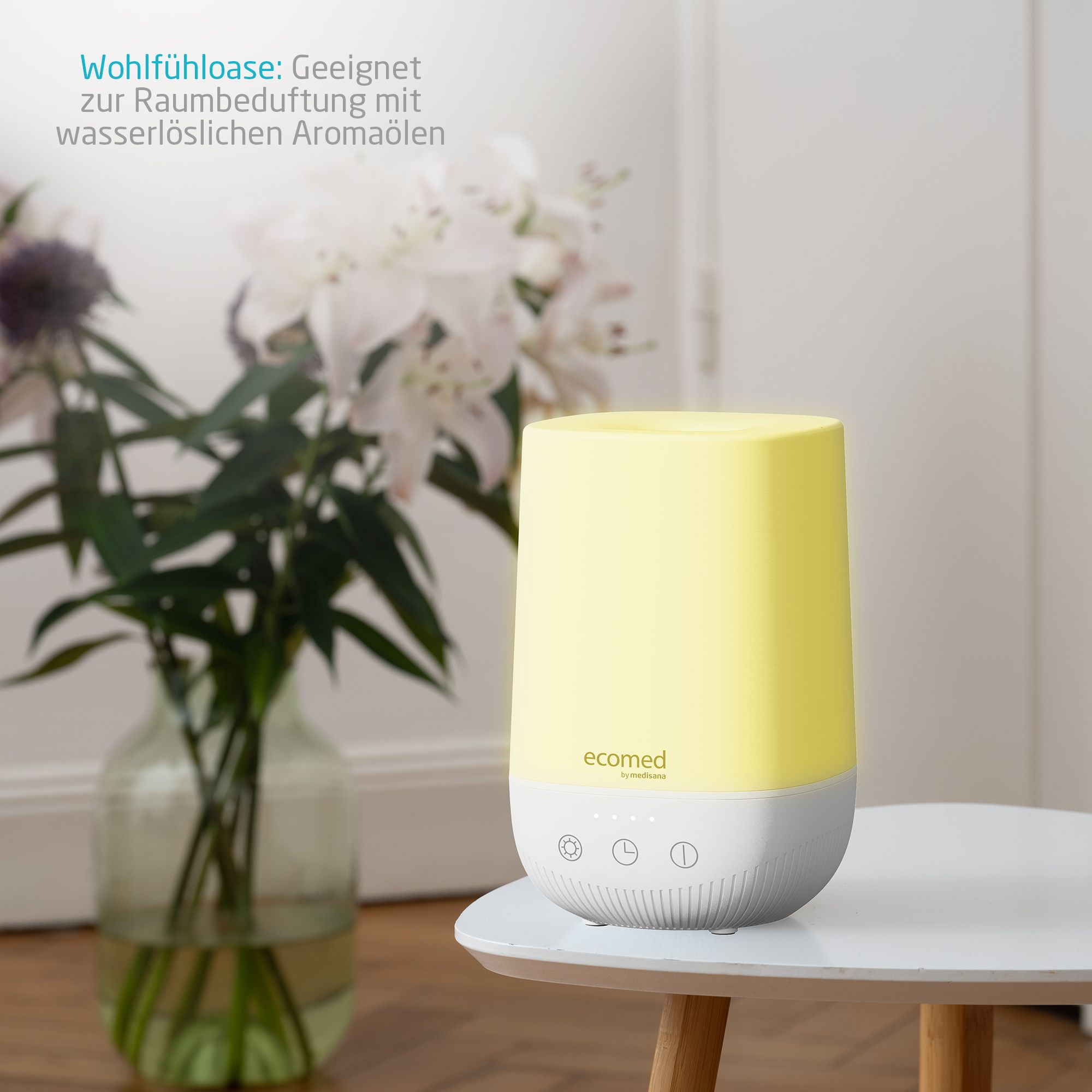 Diffusore di aromi ecomed AD-50E giallo luminoso su un tavolo accanto a fiori.
