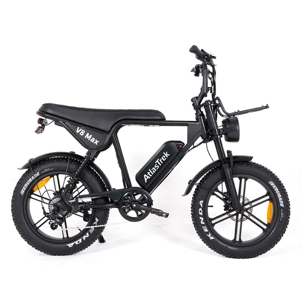 E-bike nera con pneumatici Kenda, portapacchi, faro e scritta V8 Max. Batteria con logo AtlasTrek.