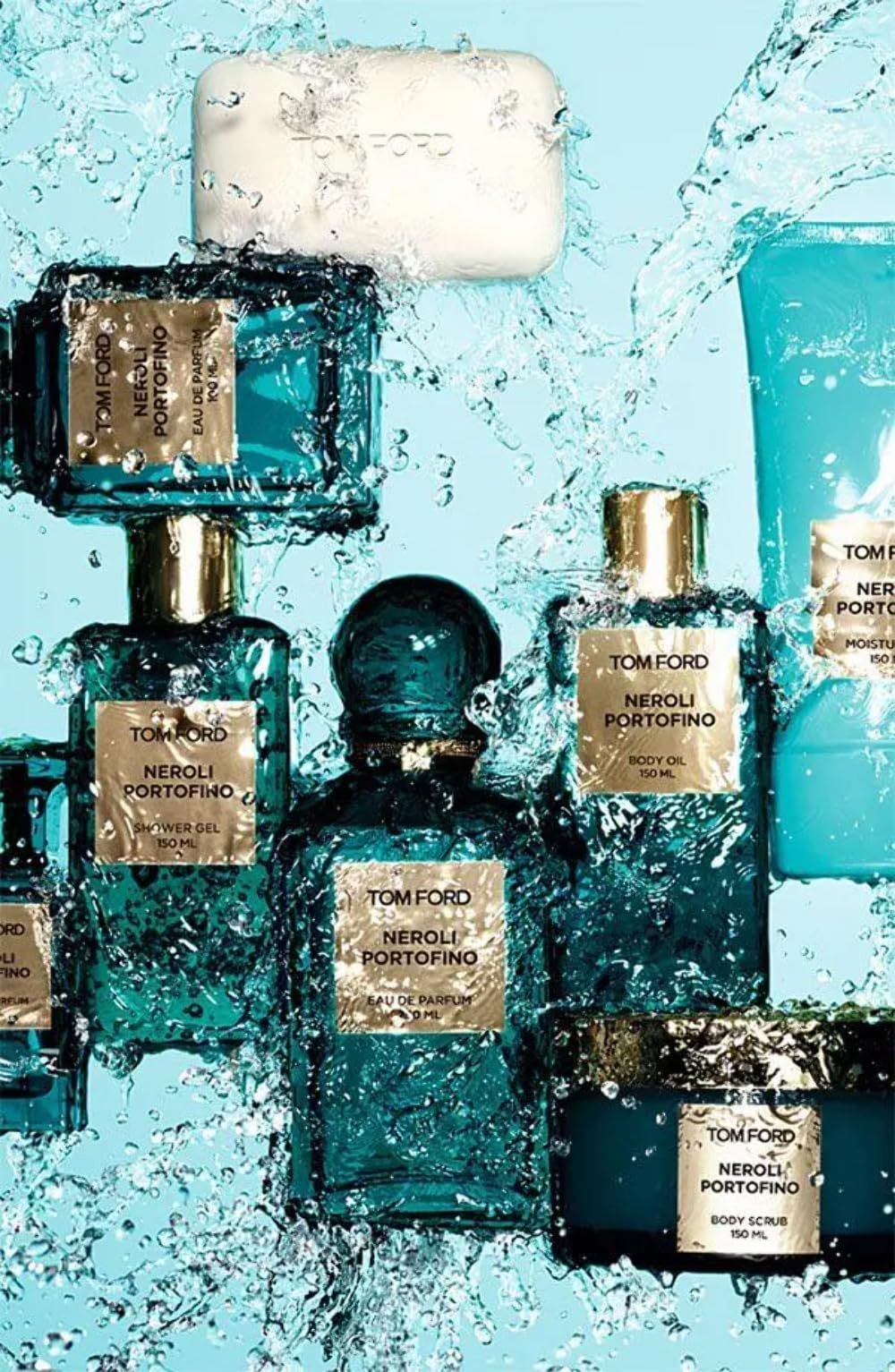 Vari flaconi e vasetti turchesi. Etichette dorate: TOM FORD, NEROLI PORTOFINO. Spruzzi d'acqua.