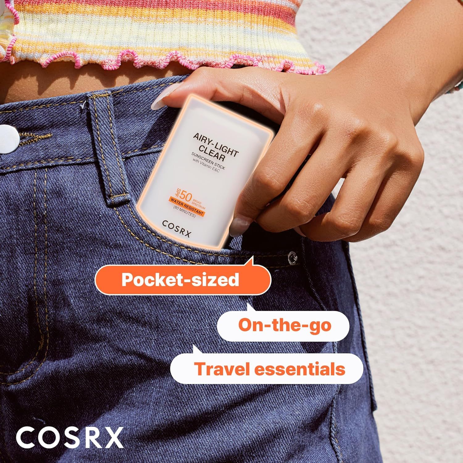 Stick solare COSRX in una tasca di jeans, come articolo da viaggio.
