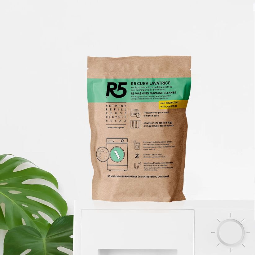 Busta marrone con fascia verde e scritta R5 Cura Lavatrice. Simbolo lavatrice. Scritta: R5 Washing Machine Cleaner.