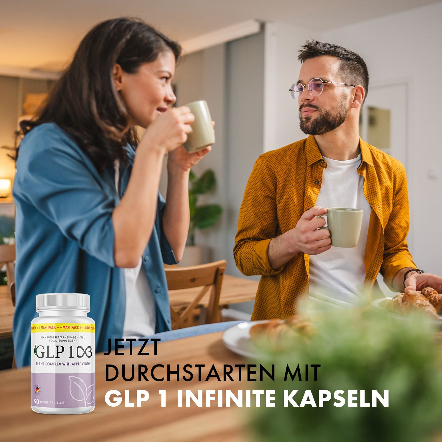 Coppia beve bevande. Accanto, flacone di pillole con etichetta viola. Scritta: GLP 1C3, 90 capsule. Con aceto di mele. Testo: GLP 1 Infinite.