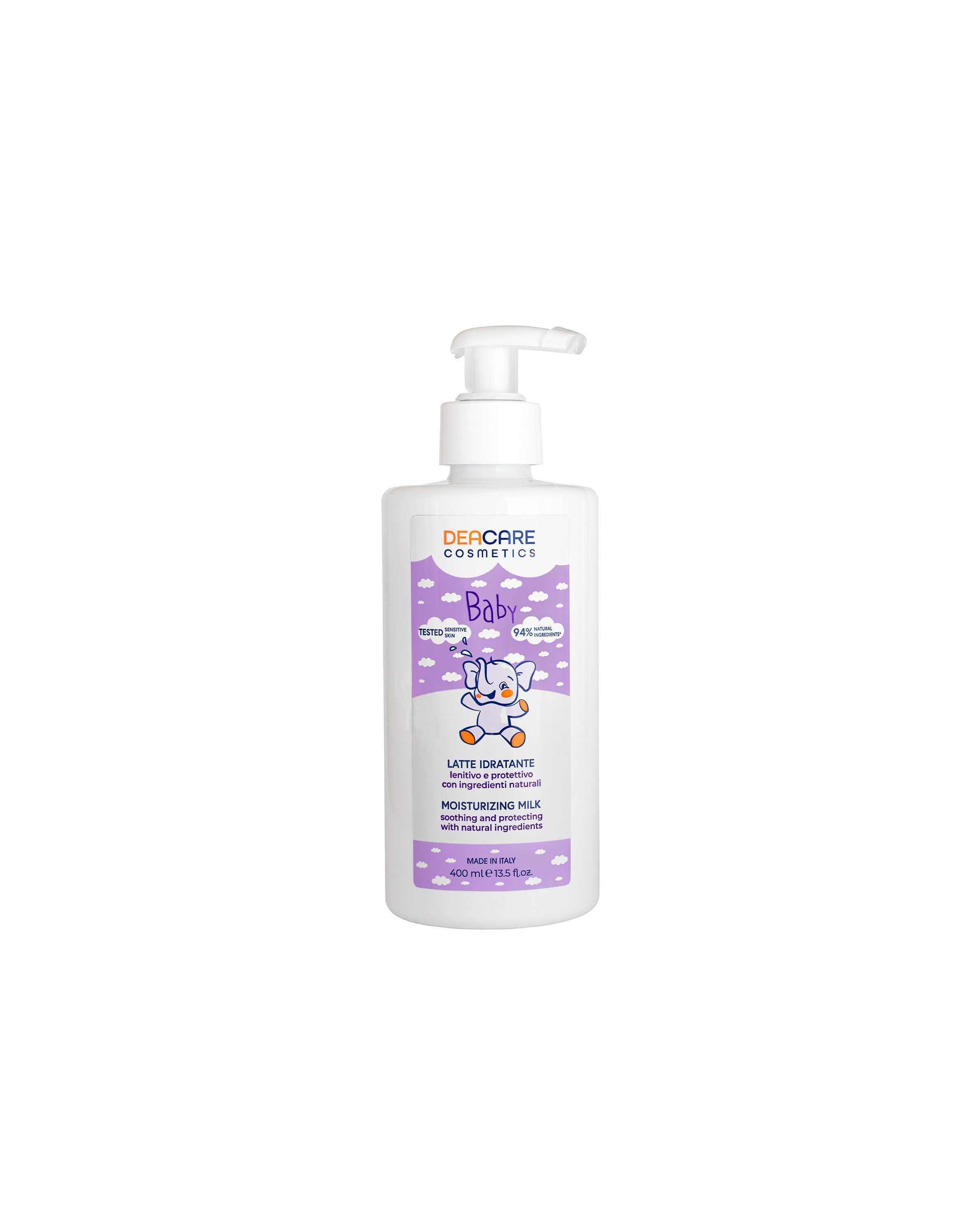 Un flacone di latte idratante per bambini. Erogatore bianco con etichetta viola. Testo: DEACARE, Baby, Latte Idratante, 400 ml.