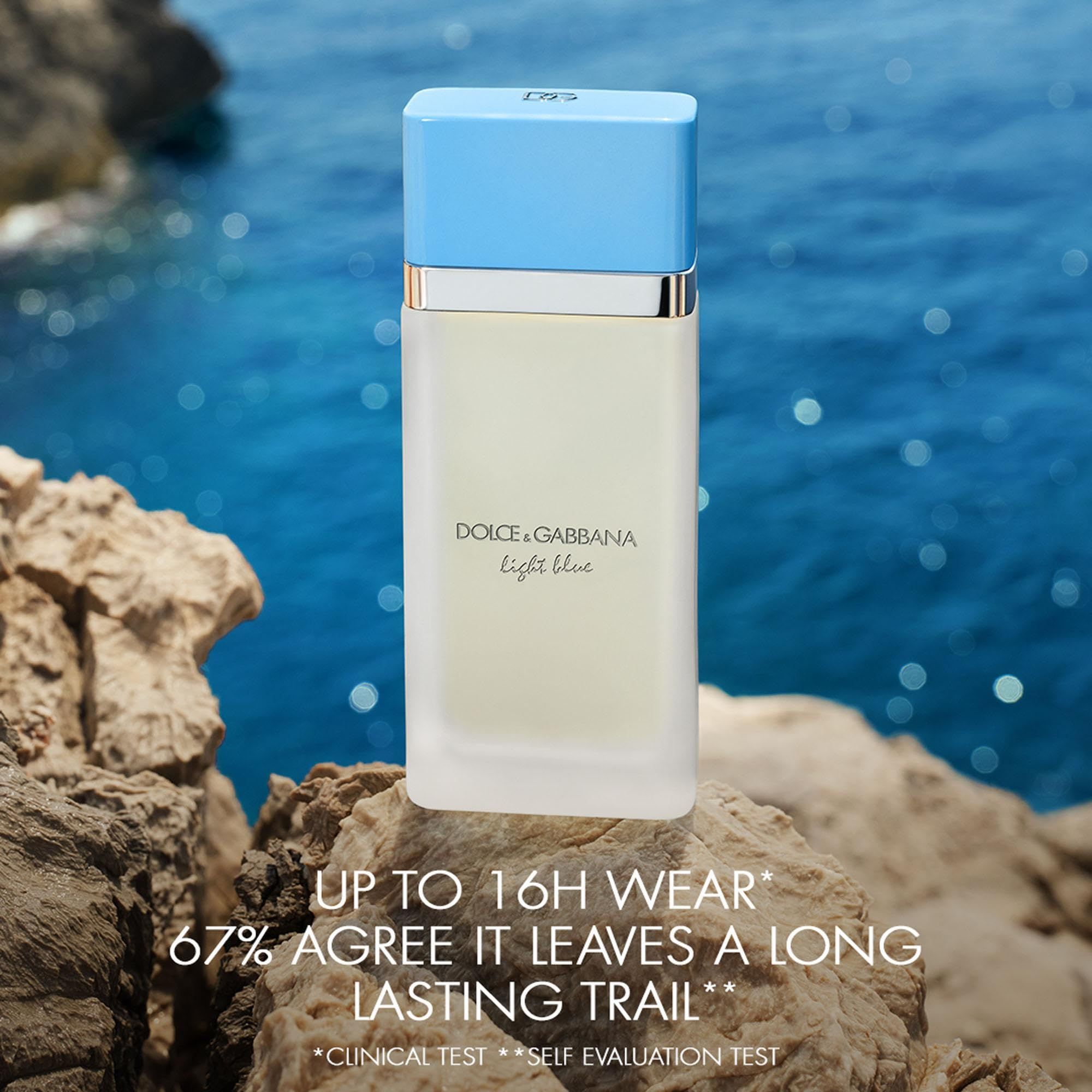 Flacone su pietra. Sfondo: mare e rocce. Scritta: Dolce & Gabbana Light Blue. Testo: Fino a 16 ore di durata.