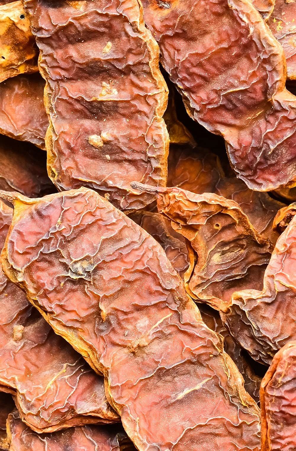 Primo piano di frutti di Shikakai secchi e marroni. I frutti hanno una superficie rugosa.