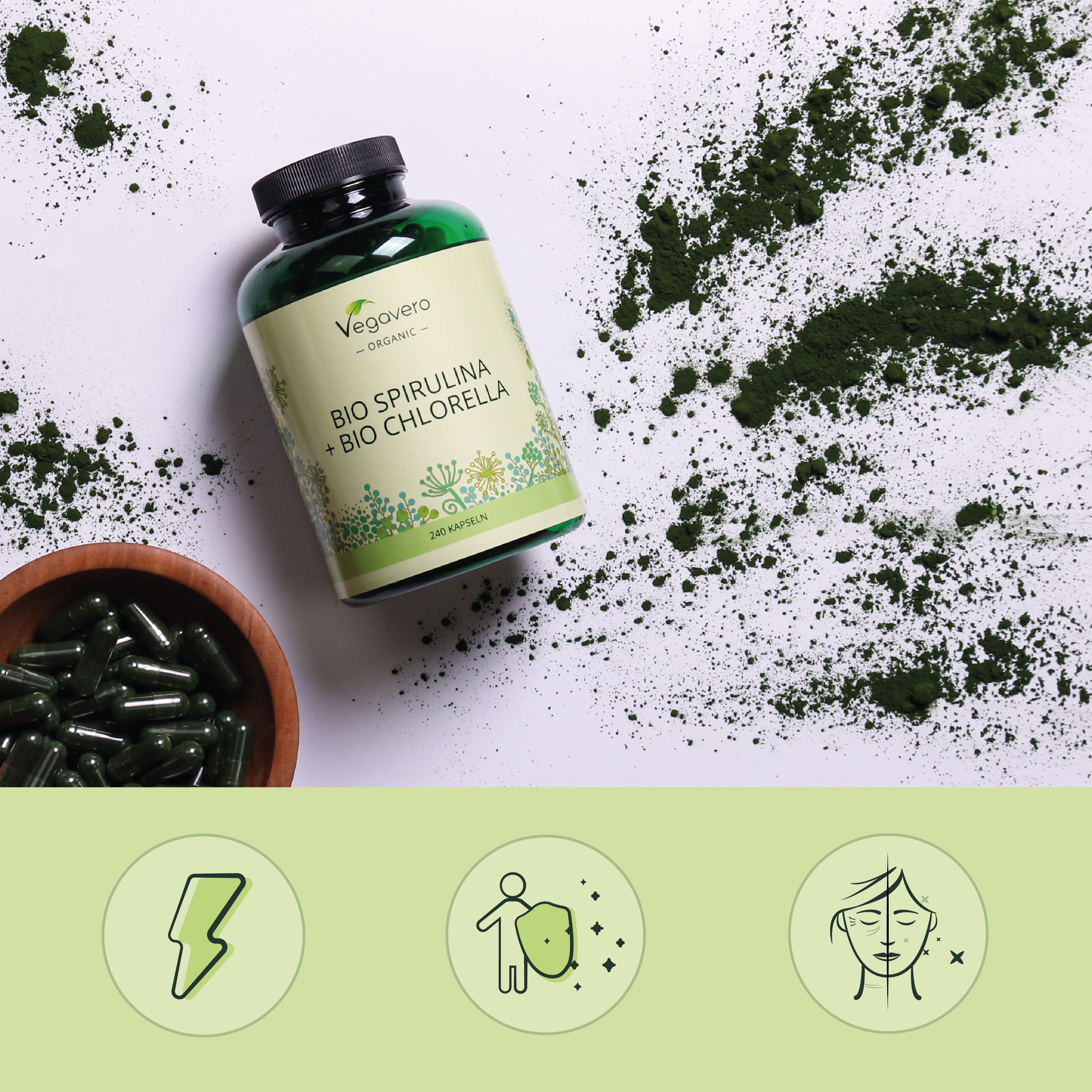 Flacone con capsule e polvere di spirulina. Ciotola di legno con capsule. Icone: fulmine, scudo, viso. Testo: BIO SPIRULINA + BIO CHLORELLA.