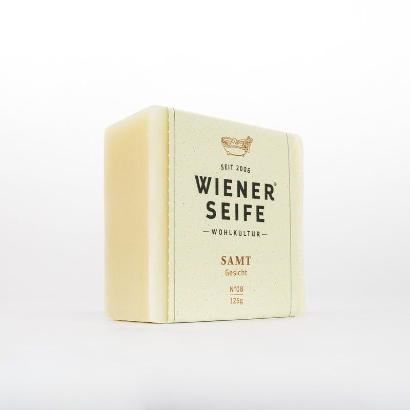 Sapone rettangolare con confezione color crema. Scritta: Wiener Seife, Samt, N°08. Dal 2006.