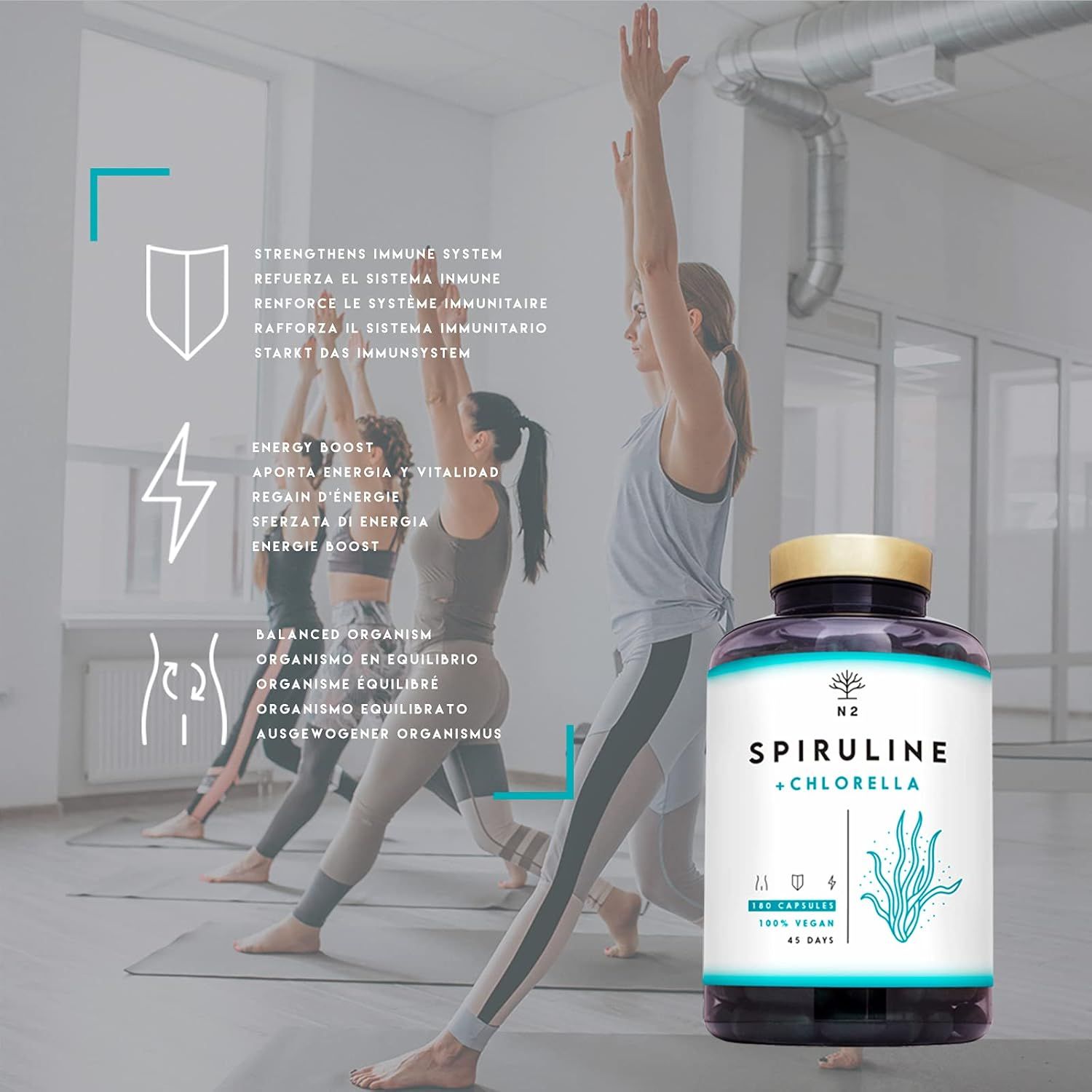 Flacone di capsule accanto a persone che fanno yoga. Scritta: Spirulina + Clorella. 100% vegano. Benefici: sistema immunitario, energia, equilibrio.