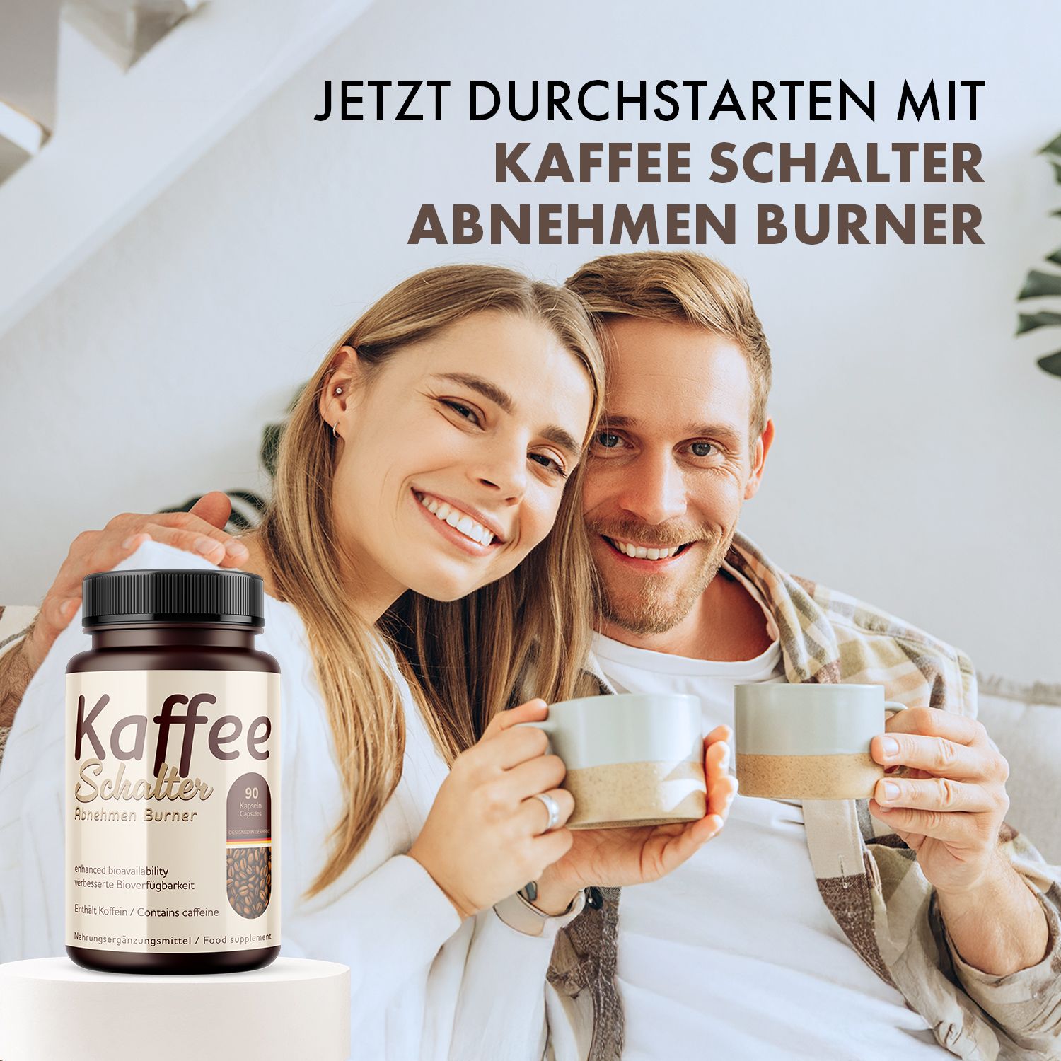 Coppia con tazze da caffè e flacone di capsule. Scritta: Kaffee Schalter Abnehmen Burner. Testo: Inizia ora.