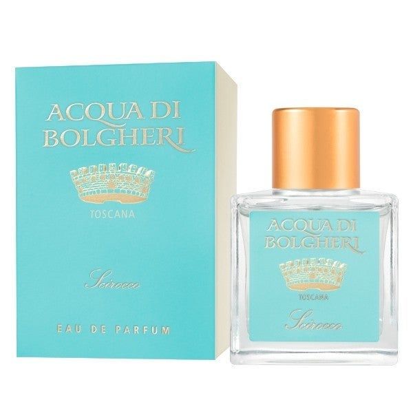 Flacone e scatola di Acqua di Bolgheri Scirocco EdP. Il flacone è quadrato con tappo dorato. La scatola è azzurra.