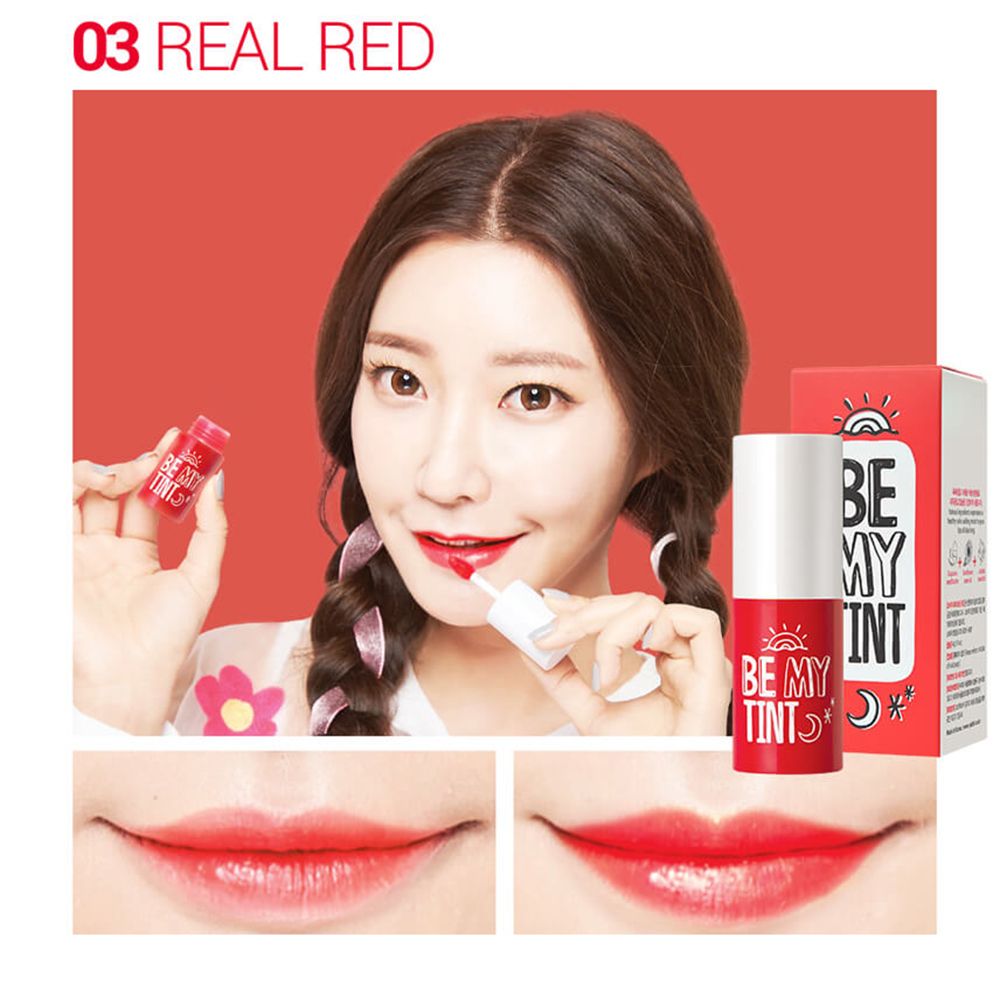 Una donna tiene in mano una tinta labbra YADAH Be My Tint. Sono visibili anche labbra con tinta labbra rossa.