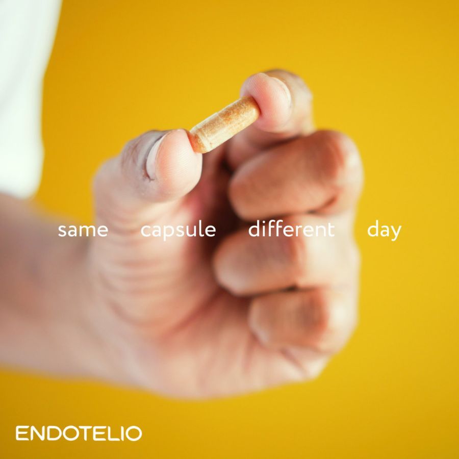 Mano che tiene una capsula. Sfondo giallo con testo: stessa capsula, giorno diverso. Nome del prodotto in basso.