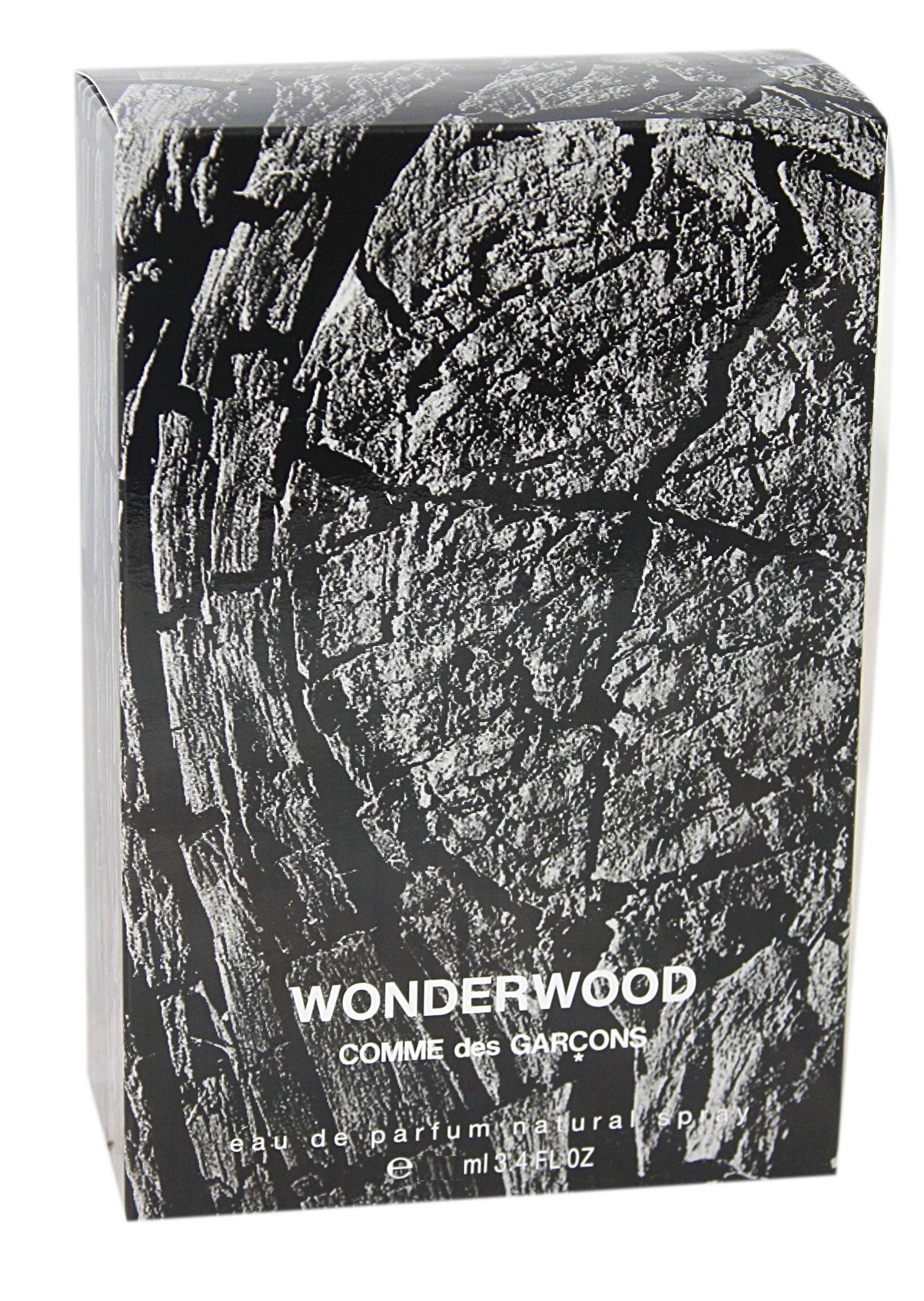 Scatola Wonderwood. Sfondo nero con motivo corteccia. Testo: Comme des Garcons, Eau de Parfum.