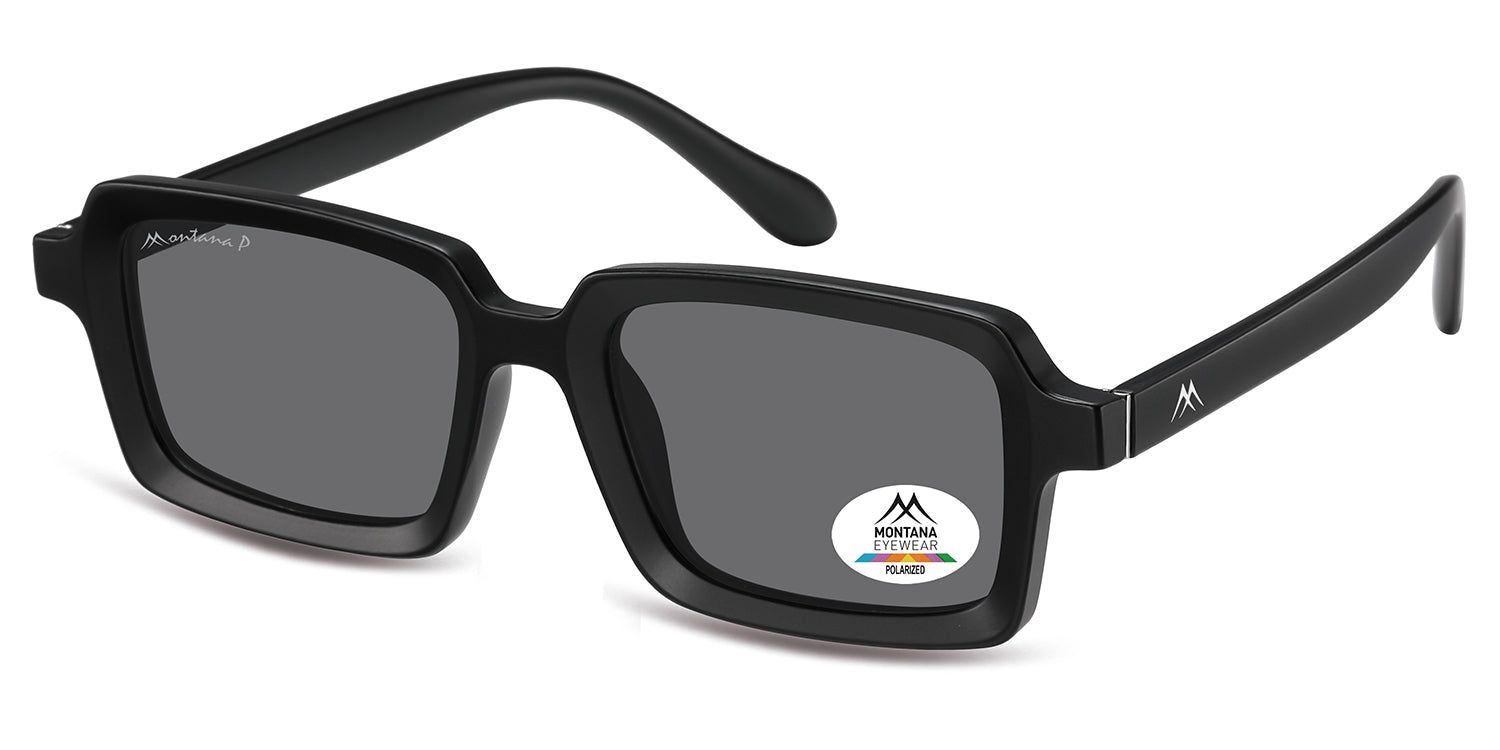 Occhiali da sole neri, vista obliqua. Lenti rettangolari, logo Montana Eyewear sull'asta e sulla lente. Adesivo polarizzato.