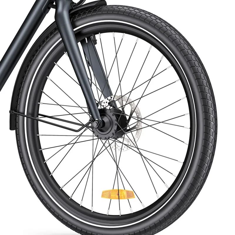 Primo piano della ruota anteriore di una e-bike grigia. Pneumatico nero, raggi, parafango e disco freno.