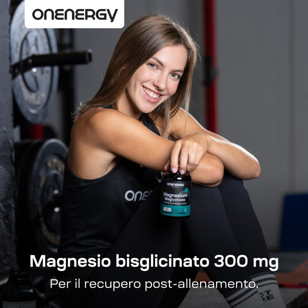 Donna con flacone. Testo: Magnesio bisglicinato 300 mg. Per il recupero post-allenamento.