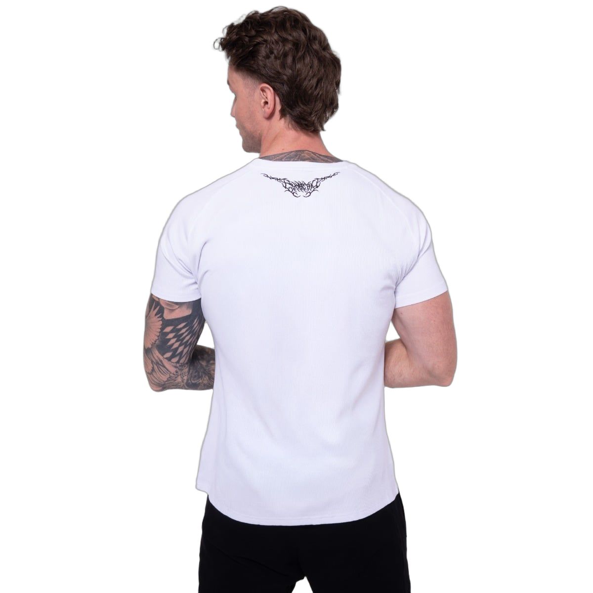 GymBeam T-shirt uomo Tribal bianca slim fit a coste con manica corta
