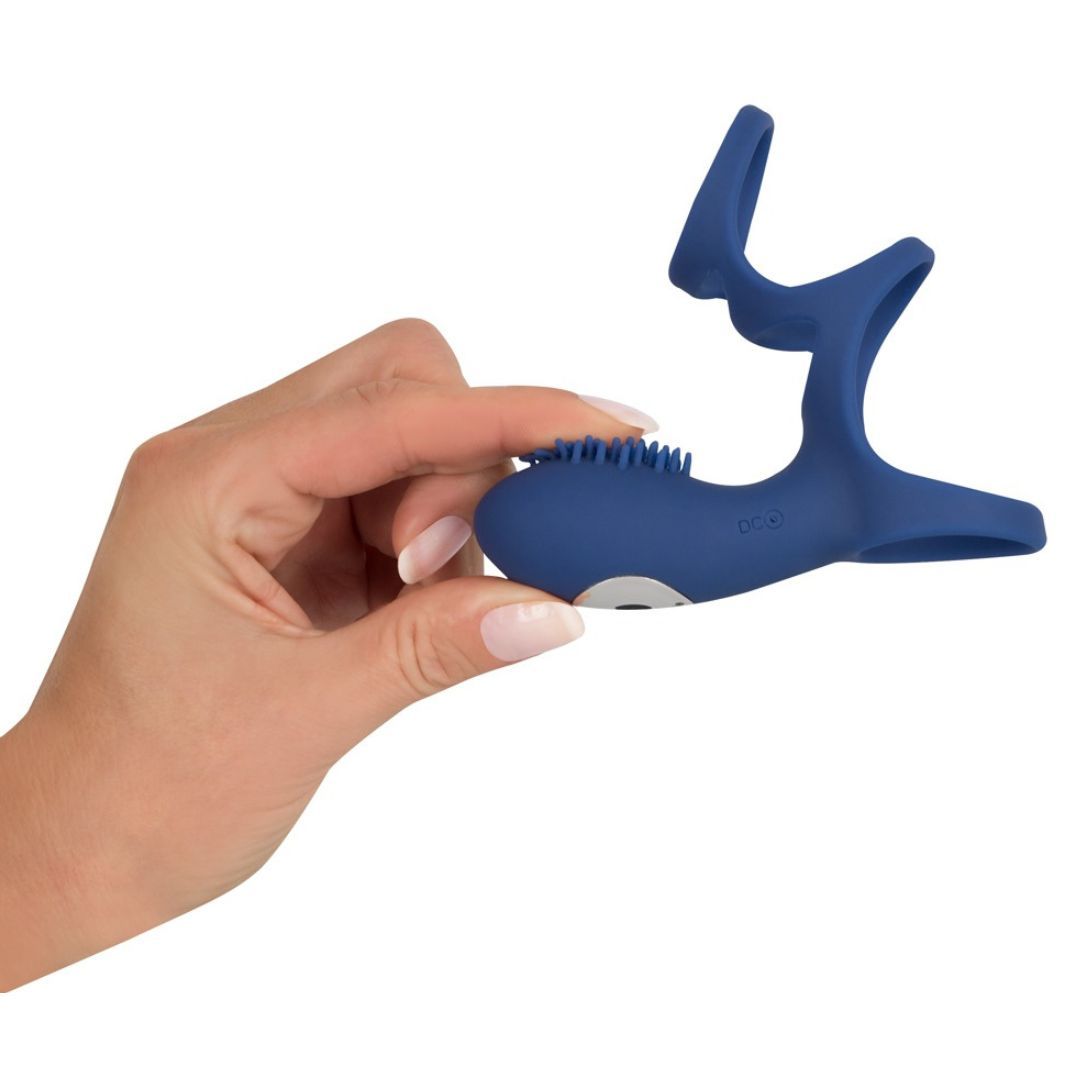 Anello blu con nodi, tenuto in mano. Per uso intimo.