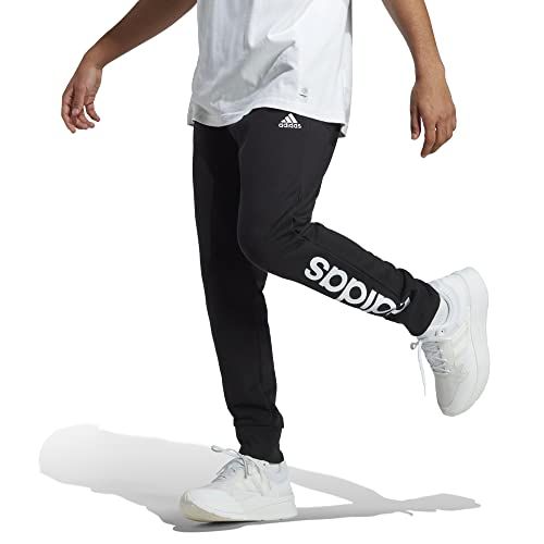 Pantalone Adidas nero con scritta logo bianca, primo piano.