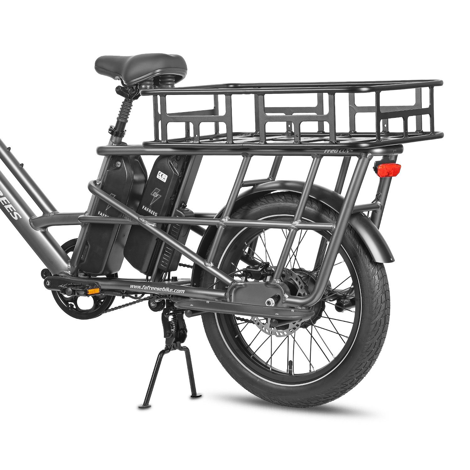 Bicicletta cargo elettrica grigia con doppia batteria e portapacchi. Vista posteriore con pneumatici, parafanghi e cavalletto.