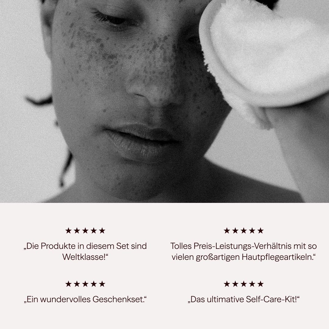 Foto in bianco e nero di una donna con un pad lavabile. Testo: Recensioni, set regalo, kit di cura di sé.