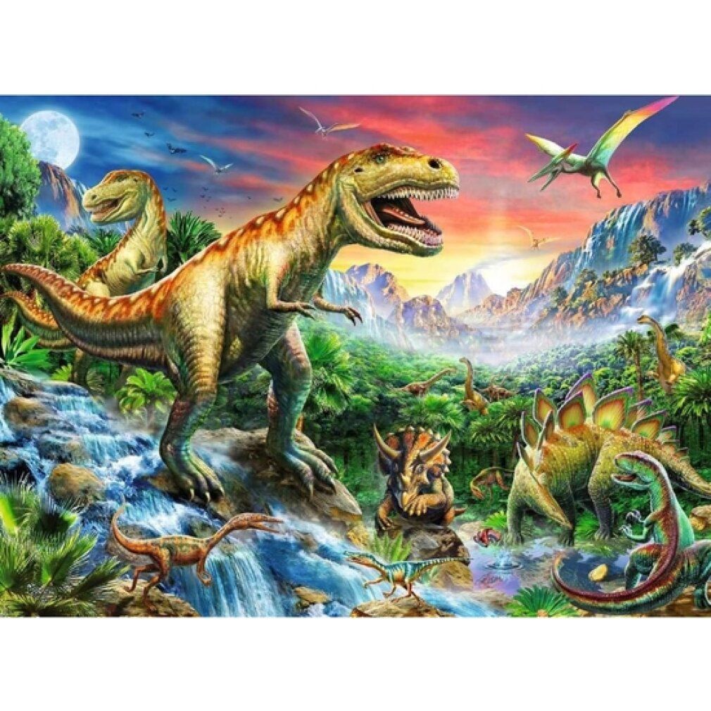 Puzzle con motivo dinosauri. Scena con T-Rex, Stegosauro e Triceratopo in un paesaggio preistorico.