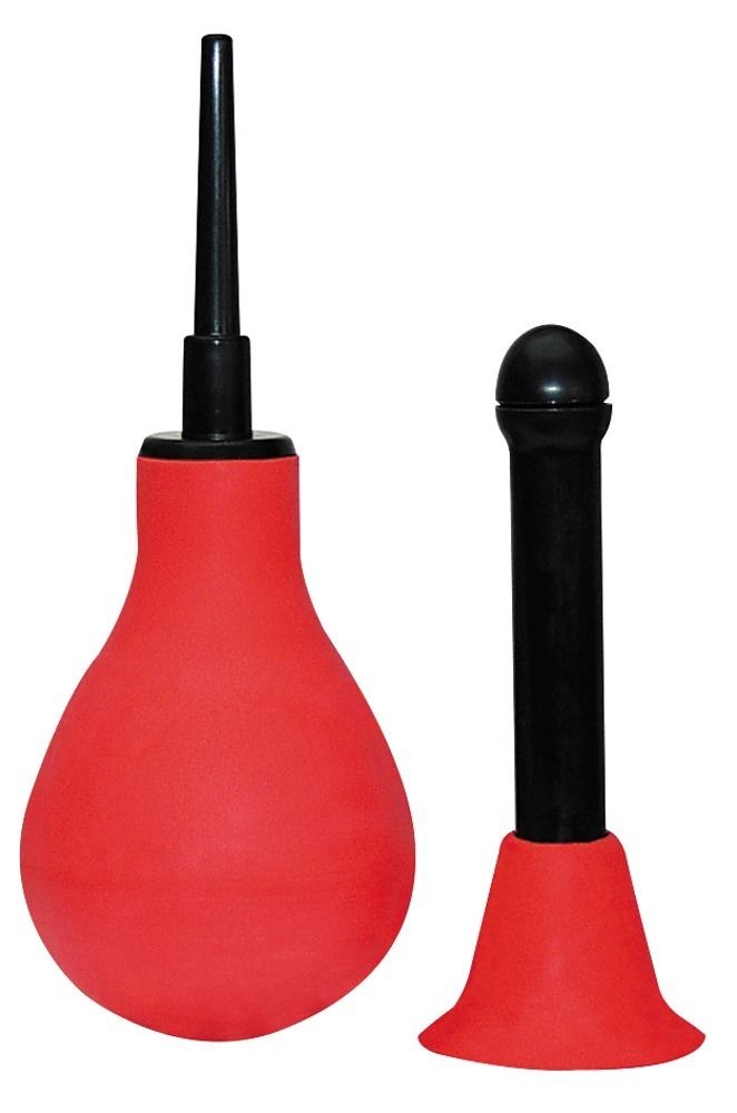 Doccia intima rossa con due accessori neri. Palla di pompaggio a forma di pera e accessorio cilindrico con bordo largo.
