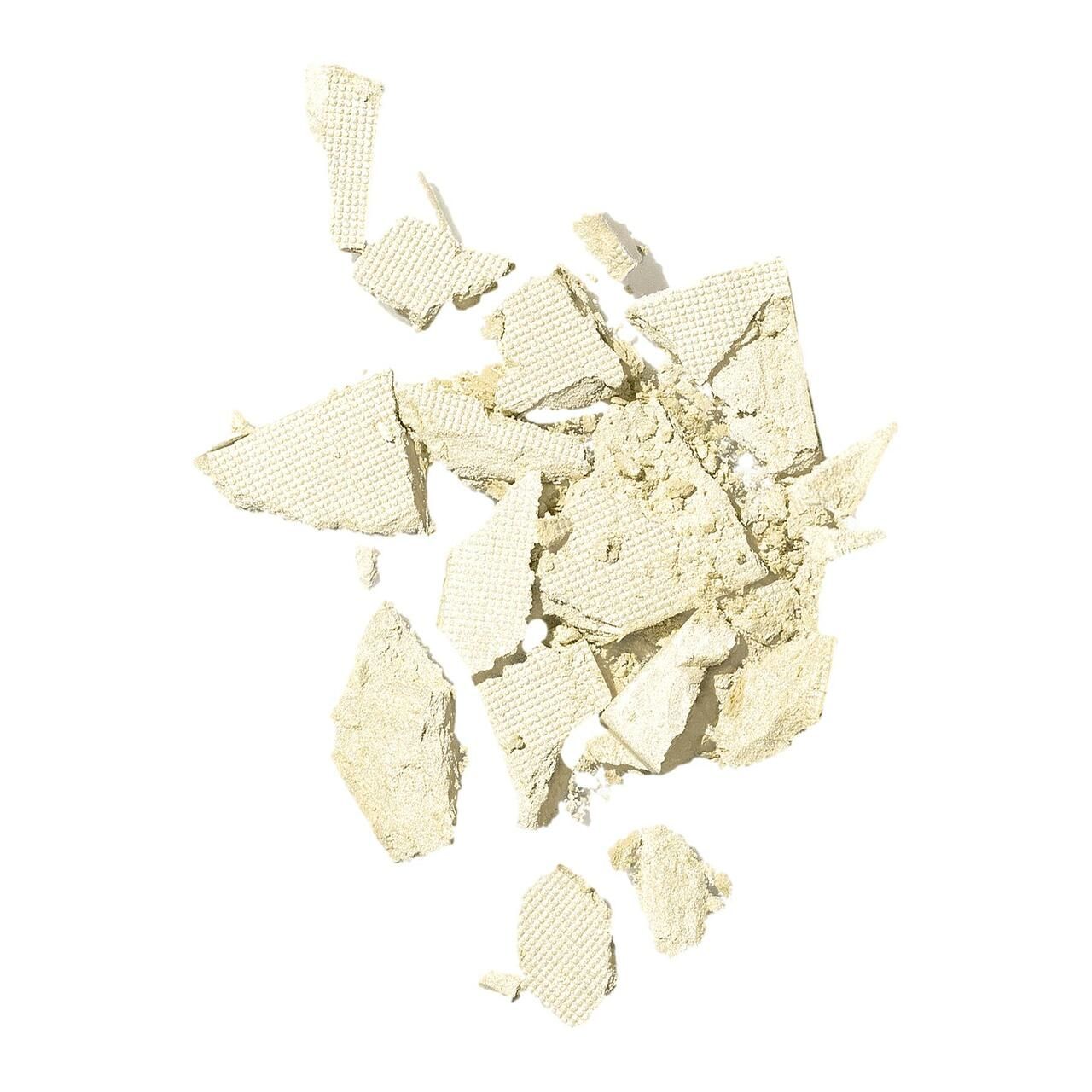 Frammenti di polvere chiara. I pezzi hanno forma irregolare e una superficie puntinata.