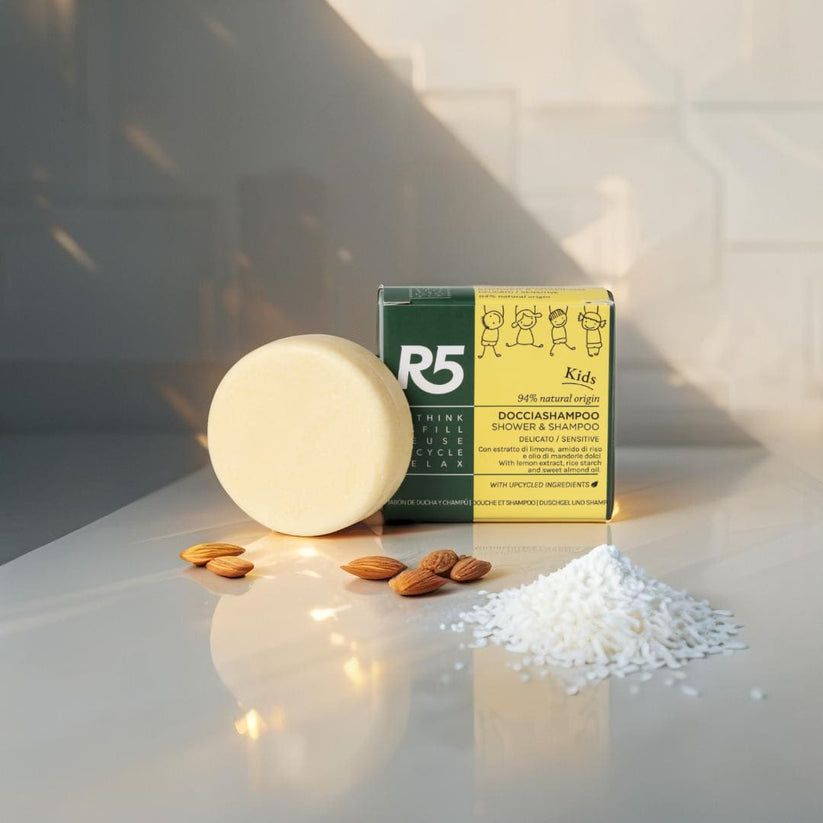 Docciaschiuma solido rotondo color crema, confezione. Mandorle e riso accanto.