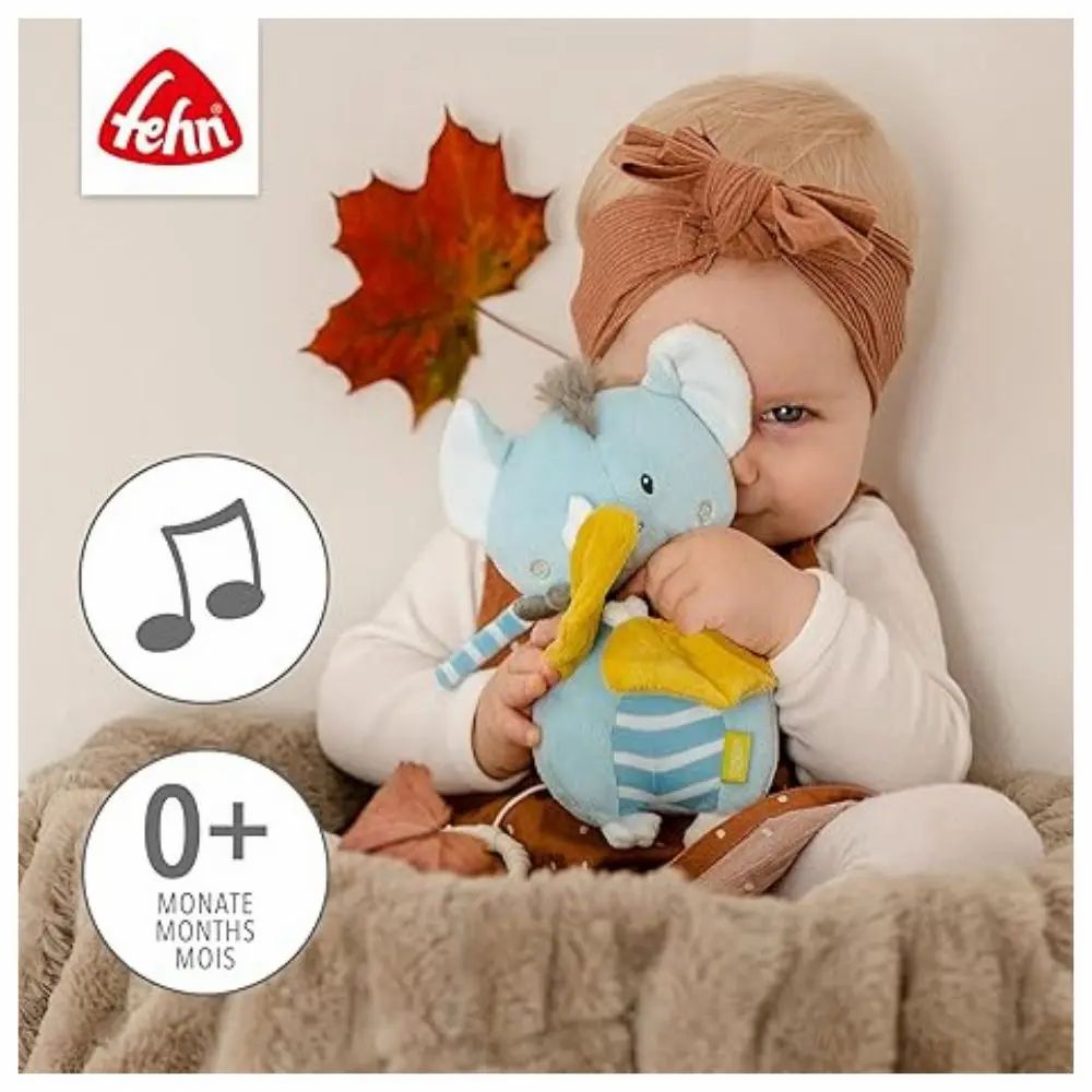 Bambino tiene in mano un carillon a forma di pipistrello. Testo: 0+ mesi. Logo Fehn. Simbolo musicale.
