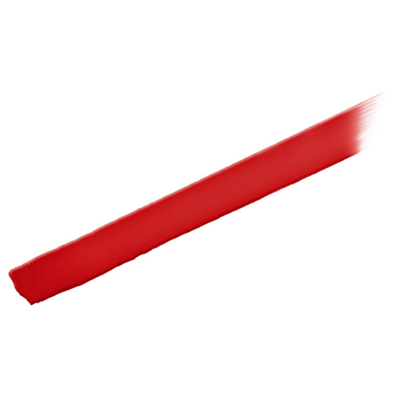 Tratto di rossetto rosso su sfondo bianco. Forma obliqua.
