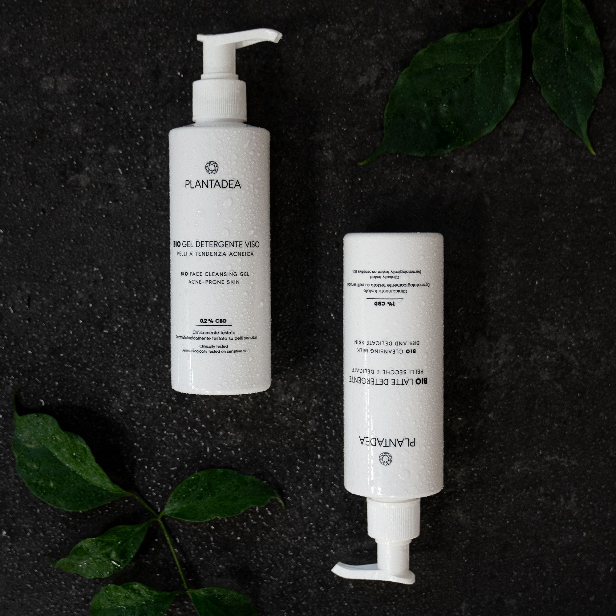 Due flaconi bianchi con dosatore. Scritta: PLANTADEA, BIO Gel detergente viso, 0,3% CBD. Per pelli a tendenza acneica.