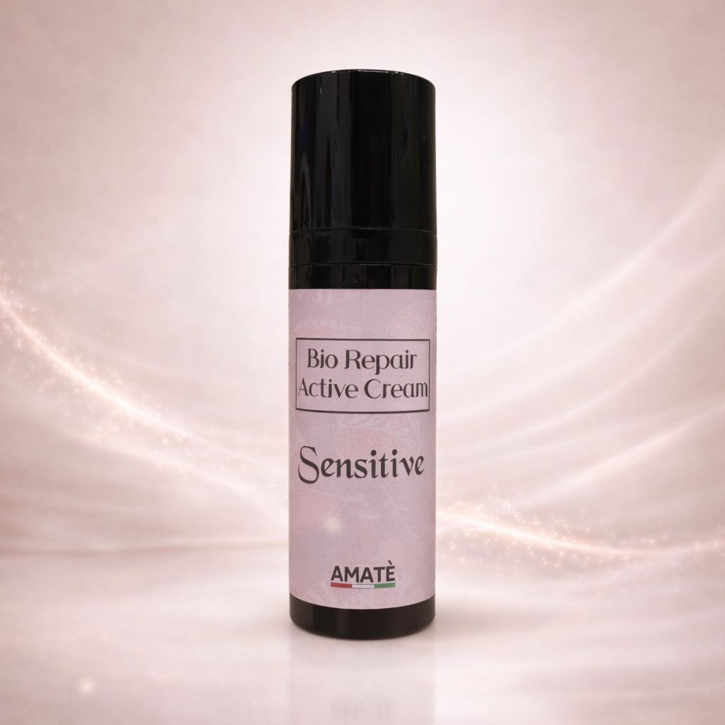 Flacone cilindrico con tappo nero. Etichetta con testo 'Bio Repair Active Cream Sensitive' e logo del marchio.