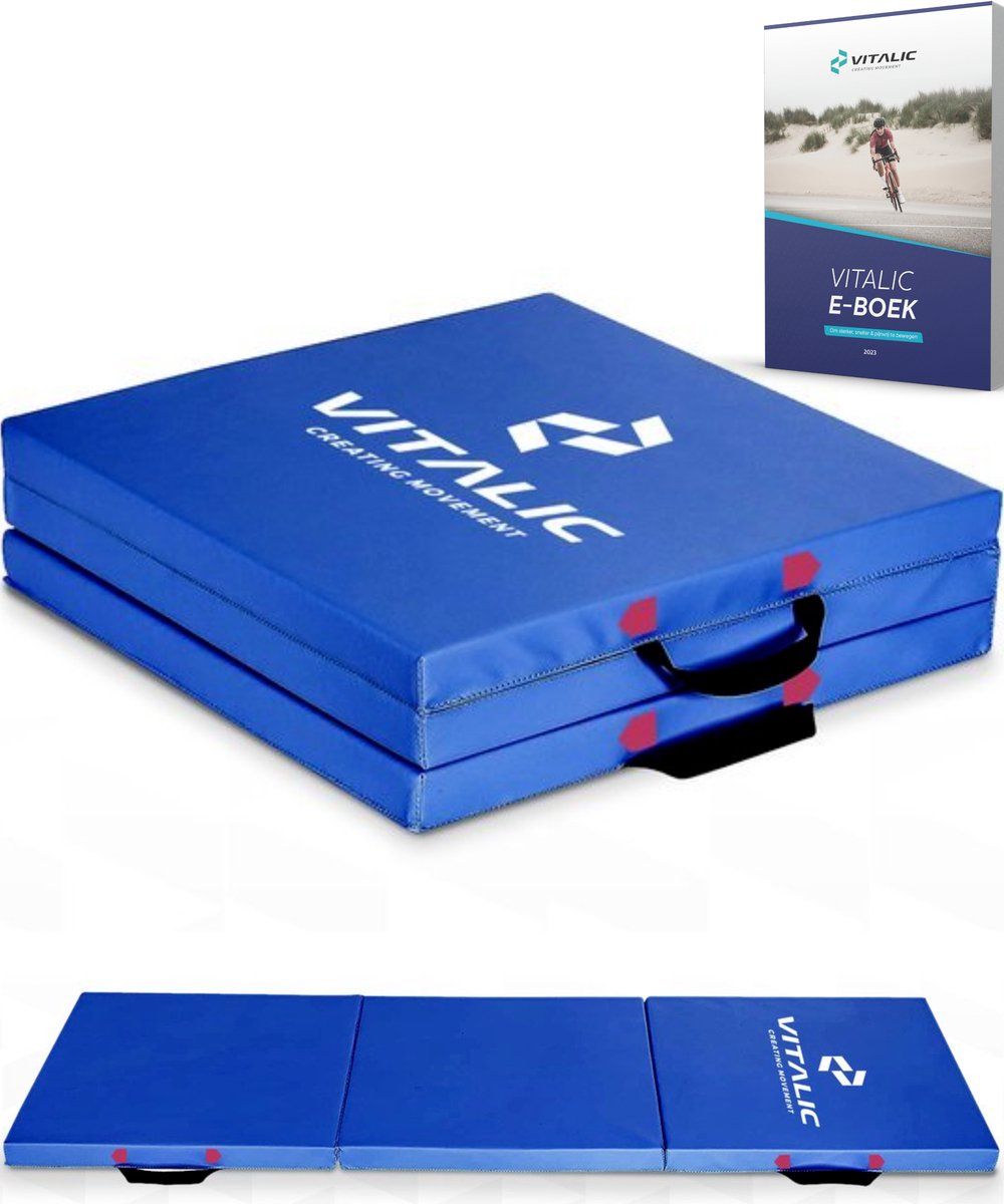 Tappetino yoga blu piegato con logo VITALIC. Copertina e-book sullo sfondo. Maniglie rosse.