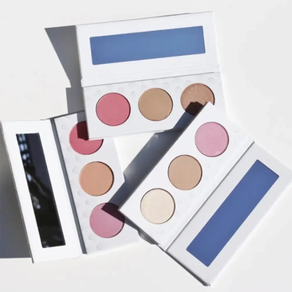 Palette blush con sei tonalità e specchi. Confezione bianca, tonalità rotonde.